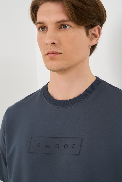 футболка с тиснением от бренда снежная королева вид слева