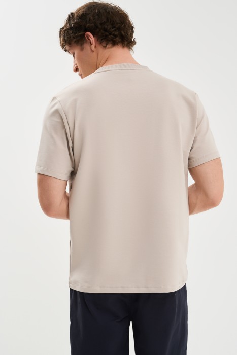 футболка с тиснением по цене 1290 руб вид справа