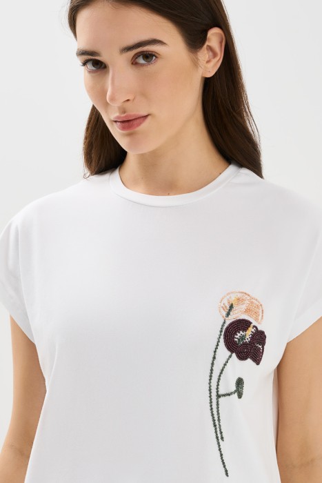 футболка с вышивкой от бренда снежная королева вид слева