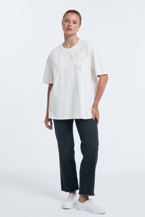 футболка с вышивкой от бренда снежная королева вид слева