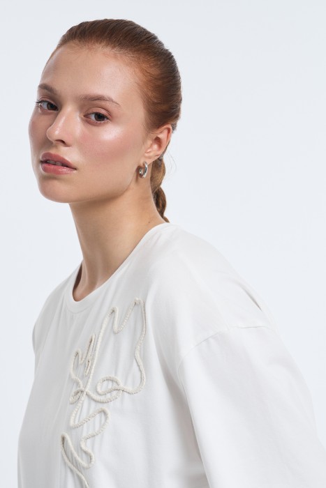 футболка с вышивкой из россии вид сбоку