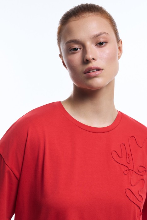 футболка с вышивкой из россии вид сбоку