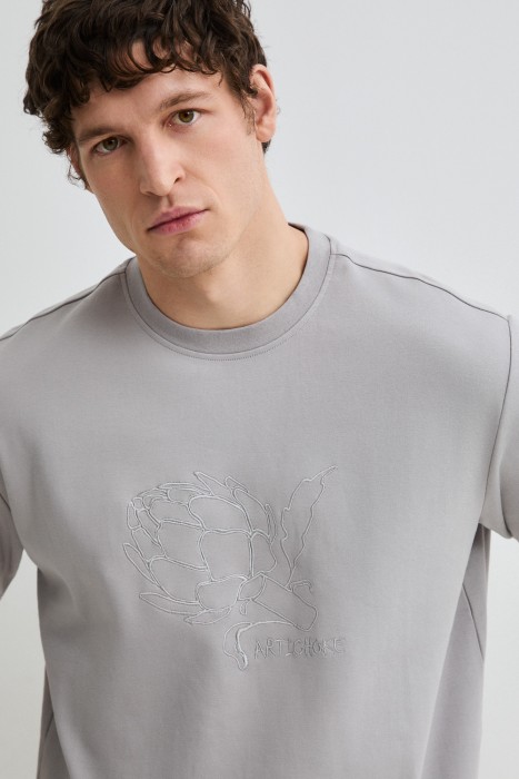 футболка с вышивкой из россии вид сбоку