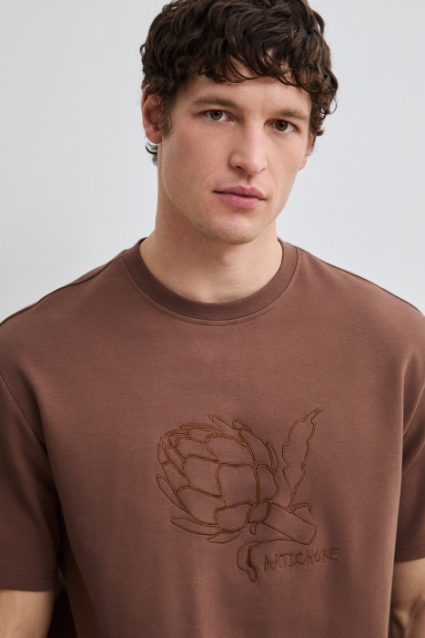 футболка с вышивкой из россии вид сбоку