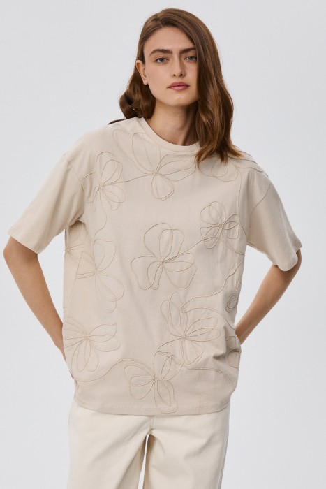 футболка с вышивкой от бренда снежная королева вид слева