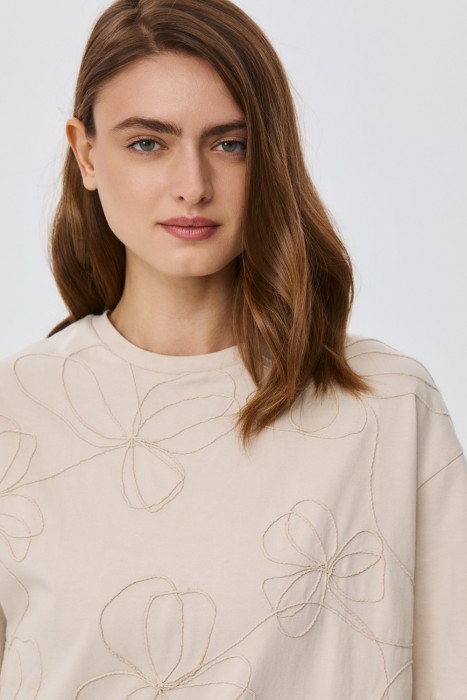 футболка с вышивкой из россии вид сбоку