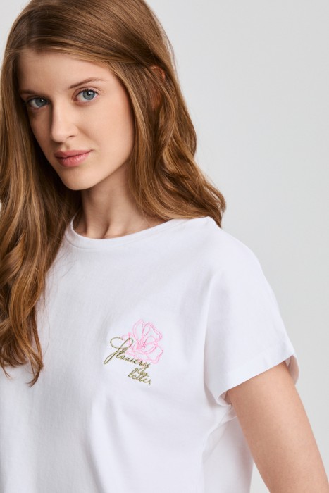 футболка с вышивкой из россии вид сбоку