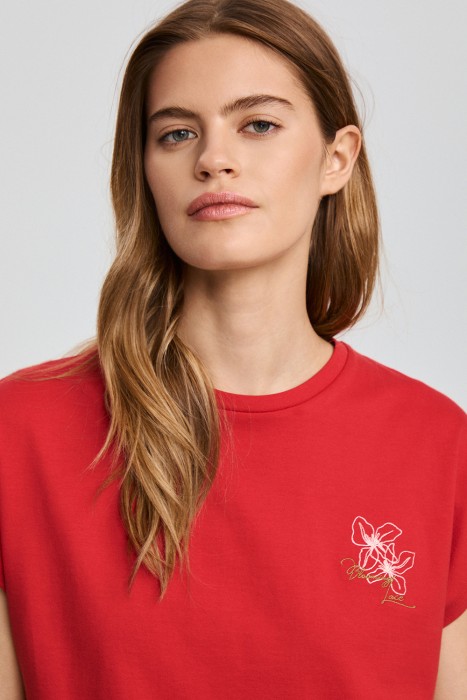 футболка с вышивкой из россии вид сбоку