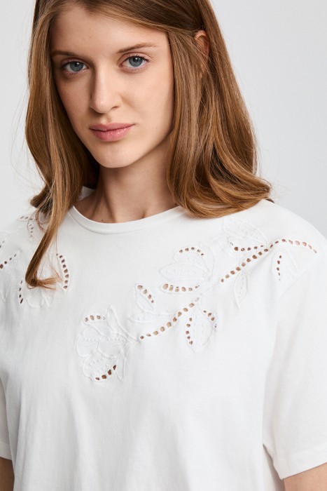 футболка с вышивкой из россии вид сбоку