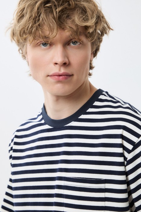 футболка в полоску из россии вид сбоку