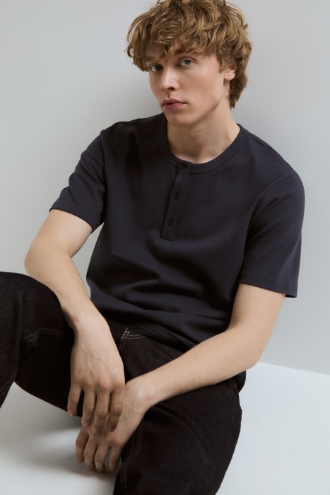 футболка от бренда снежная королева вид слева