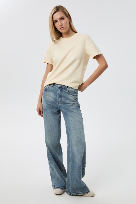 футболка от бренда снежная королева вид слева