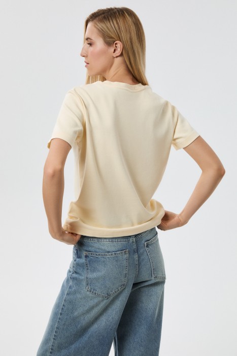 футболка по цене 1360 руб вид справа