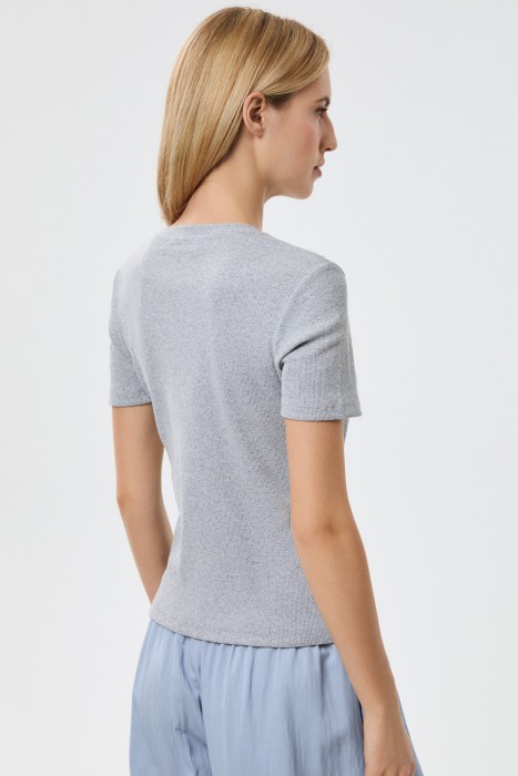 футболка по цене 1200 руб вид справа