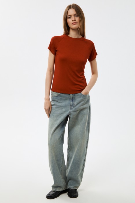 футболка от бренда снежная королева вид слева