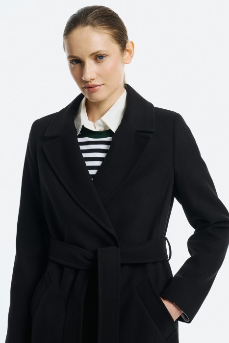 классическое пальто с поясом из россии вид сбоку