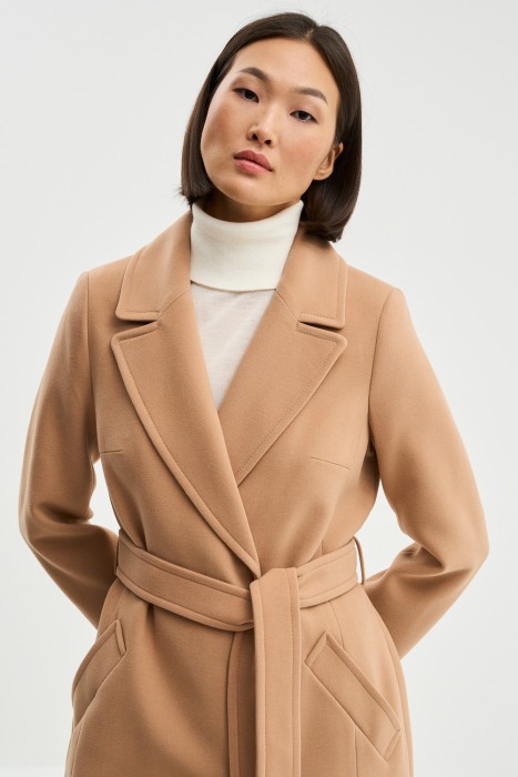 классическое пальто с поясом из россии вид сбоку