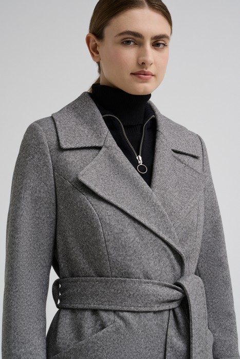 классическое пальто с поясом из россии вид сбоку