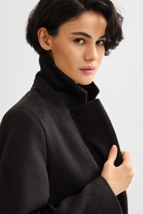 классическое пальто из россии вид сбоку