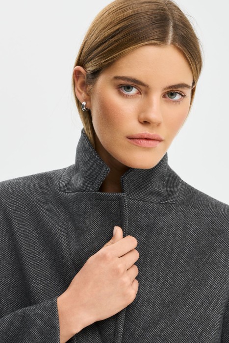 классическое пальто из россии вид сбоку