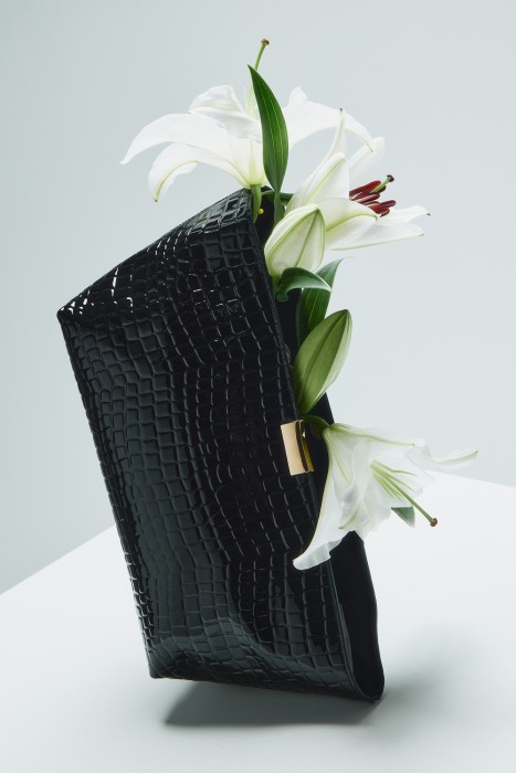 клатч из натуральной кожи с тиснением от бренда снежная королева вид слева