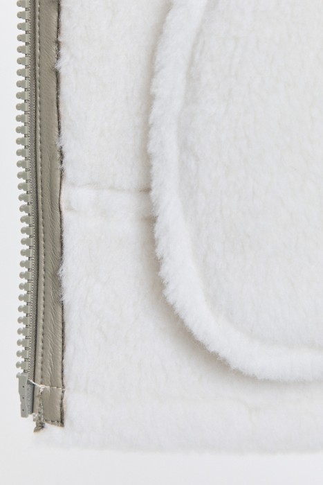 комбинированная дубленка из искусственного меха от бренда снежная королева вид слева