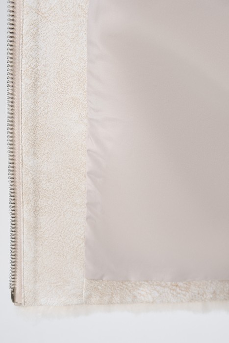 комбинированная куртка из овечьей шерсти от бренда снежная королева вид слева