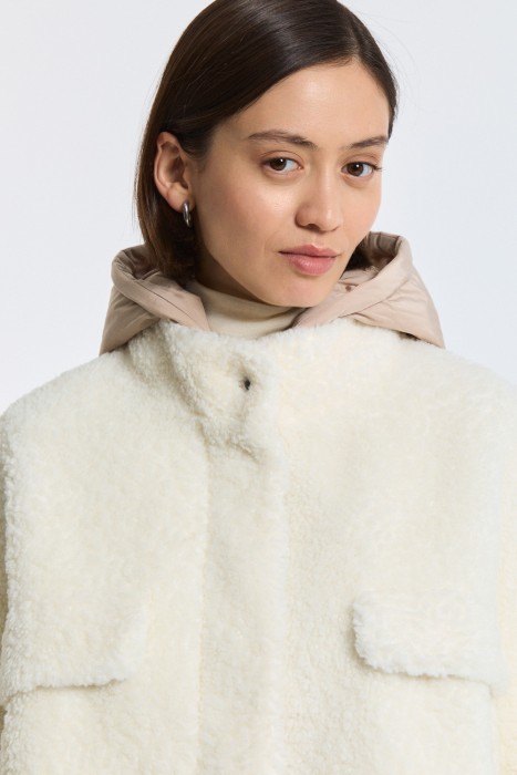 комбинированная шуба из шерсти с капюшоном из россии вид сбоку