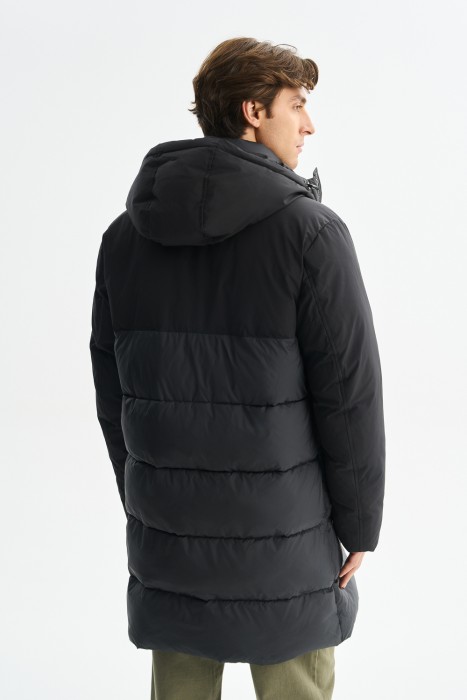 комбинированная зимняя куртка с капюшоном по цене 6350 руб вид справа