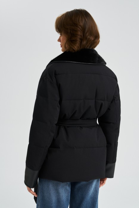 комбинированная зимняя куртка с поясом по цене 13280 руб вид справа