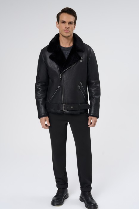 короткая дубленка из овчины от бренда снежная королева вид слева