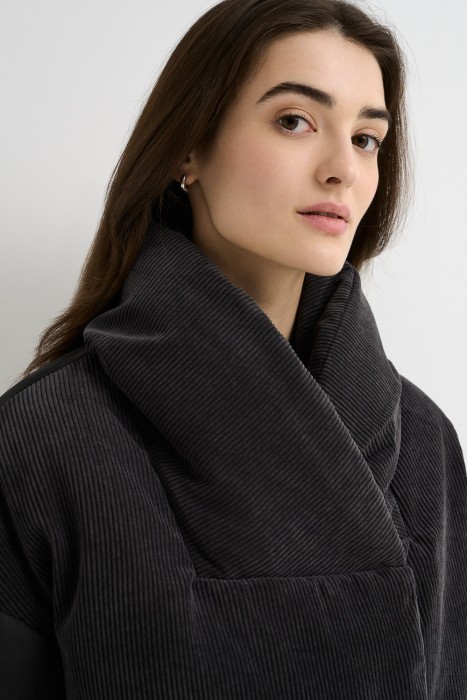 короткий пуховик из россии вид сбоку