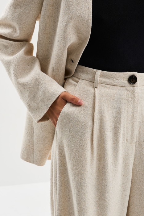 костюмные брюки по цене 2440 руб вид справа