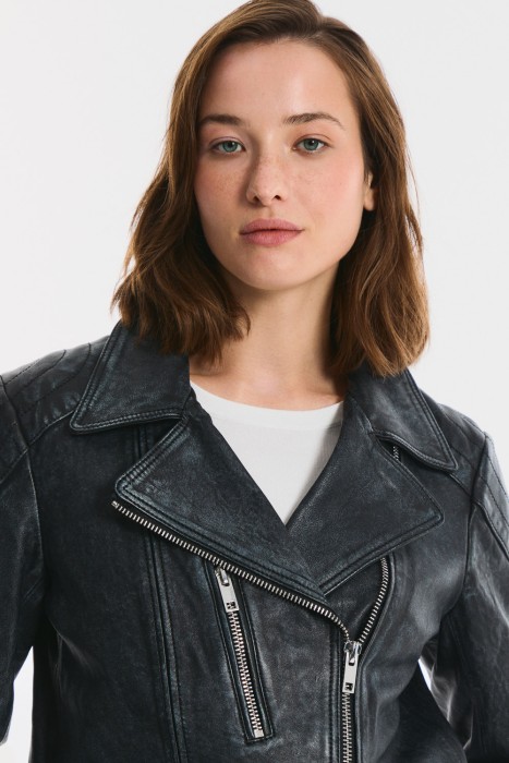 косуха из натуральной кожи по цене 11190 руб вид справа