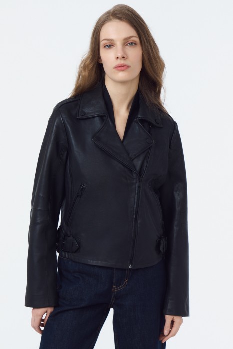 косуха из натуральной кожи от бренда снежная королева вид слева