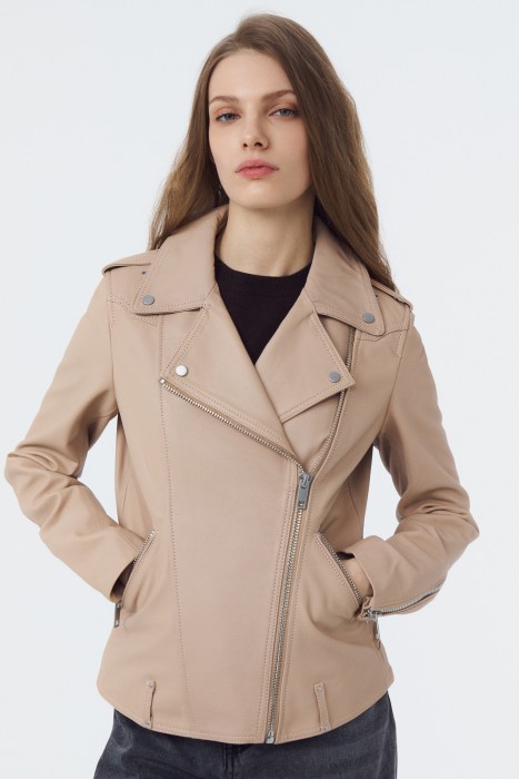 косуха из натуральной кожи от бренда снежная королева вид слева