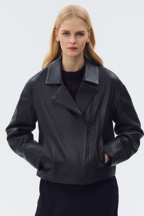 косуха из натуральной кожи от бренда снежная королева вид слева