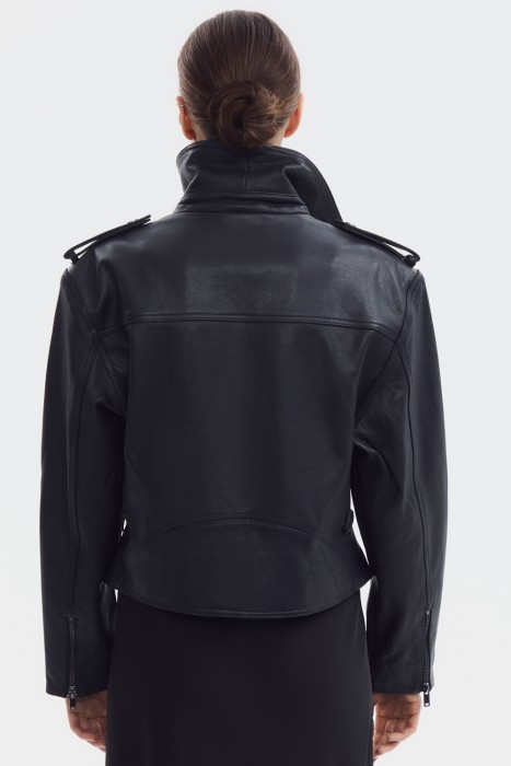 косуха из натуральной кожи по цене 16120 руб вид справа