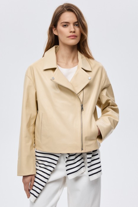 косуха из натуральной кожи от бренда снежная королева вид слева