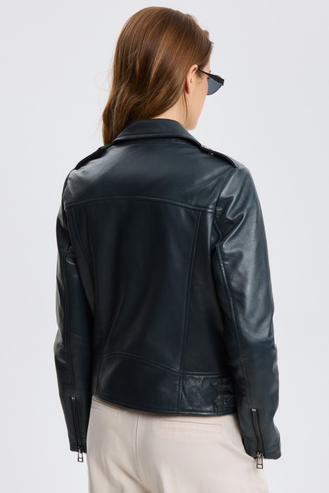 косуха из натуральной кожи по цене 8720 руб вид справа