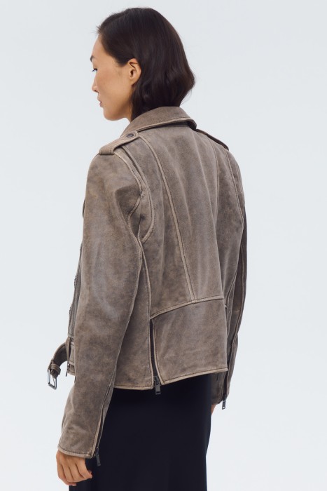 косуха из натуральной кожи по цене 13980 руб вид справа