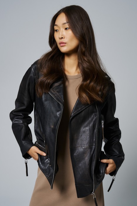 косуха из натуральной кожи от бренда снежная королева вид слева