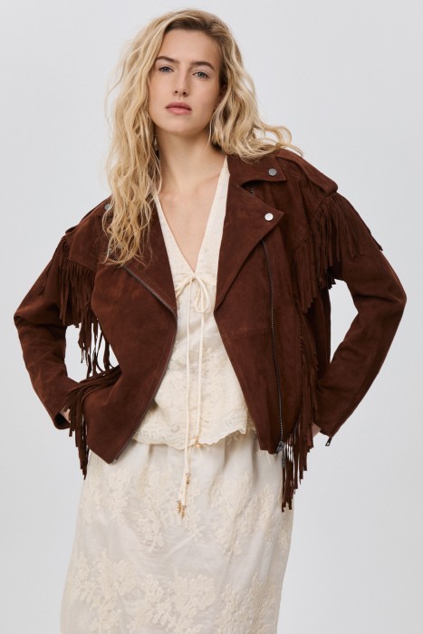 косуха из натуральной замши с бахромой от бренда снежная королева вид слева