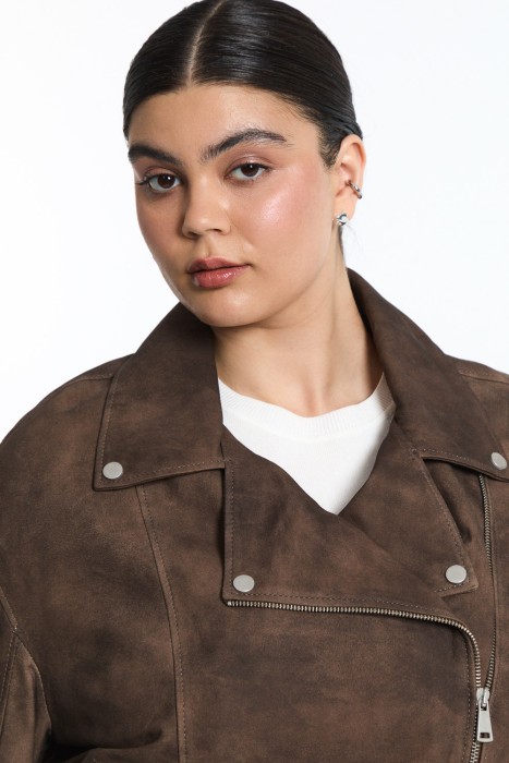 косуха из натуральной замши по цене 14390 руб вид справа