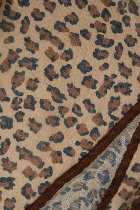 косынка с анималистичным принтом от бренда снежная королева вид слева