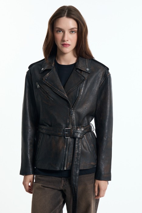 кожаная косуха с поясом от бренда снежная королева вид слева