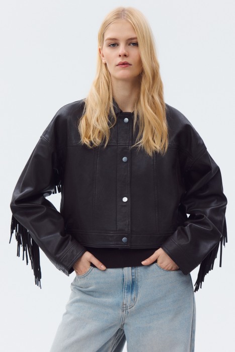 кожаная куртка с бахромой от бренда снежная королева вид слева