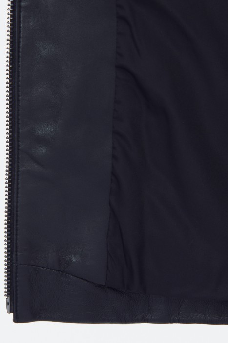 кожаная куртка с капюшоном по цене 21490 руб вид справа