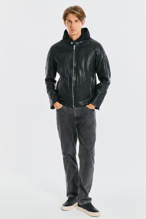 кожаная куртка с капюшоном от бренда снежная королева вид слева