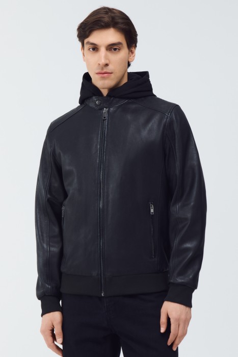 кожаная куртка с капюшоном от бренда снежная королева вид слева